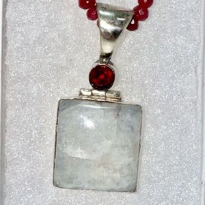 Silver Pendant Square Moonstone and garnets.